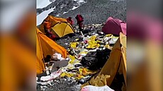 Na Mount Everest se hromadí odpadky. Je jich až tisíc kilo, varuje průvodce