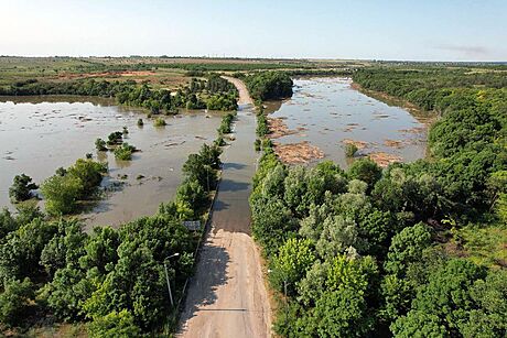 V okupované Chersonské oblasti pokraují záplavy po zniení vodní elektrárny...