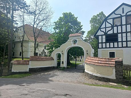Sídlo dánské sekty Faderhuset, zámek u Jablonného v Podjetd. (7. ervna 2023)