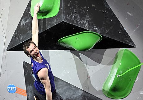 eský lezec Adam Ondra oslavuje tvrtý vyeený boulder ve finále Svtového...