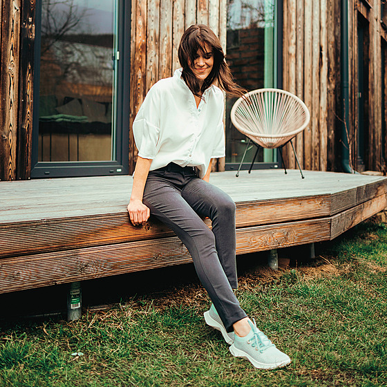 S bílou ko�ilí nikdy ne�lápnete vedle. Zde p�sobiv� dopl�uje kalhoty v...