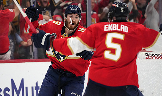 Matthew Tkachuk a Aaron Ekblad z Floridy oslavují výhru.