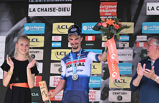 Julian Alaphilippe slaví triumf ve druhé etap Critérium du Dauphiné.