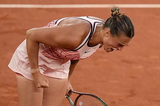 Aryna Sabalenková oslavuje postup do tvrtfinále Roland Garros.