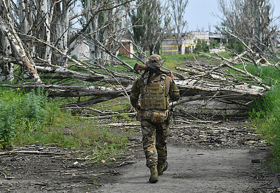 Ruský voják hlídkuje v oblasti u msta Bachmut. (26. kvtna 2023)