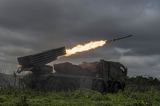 Ukrajintí písluníci 55. samostatné dlostelecké brigády pálí z raketometu...