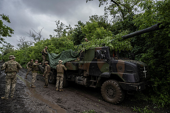 Ukrajinští příslušníci 55. samostatné dělostřelecké brigády připravují...