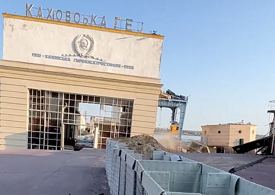 Poškozené budovy způsobené protržením přehrady Nová Kachovka v Chersonské...