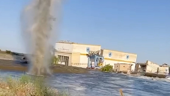 Ukrajinská média sdílejí videa ruských min explodujících na behu Dnpru po...