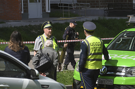 Policisté steí oblast v Moskv, kde dron pokodil obytný dm. (30. kvtna...