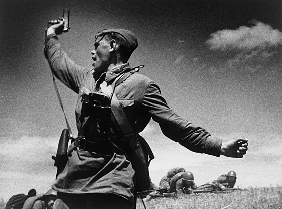 Ruský voják na snímku fotografa Maxe Alperta dává za druhé svtové války povel...