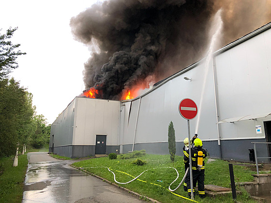 Ve Ždánicích na Hodonínsku hořela hala v průmyslovém areálu, hasiči vyhlásili...