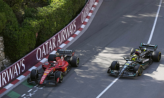 Lewis Hamilton v Mercedesu se snaí zaútoit na Charlese Leclerca z Ferrari.
