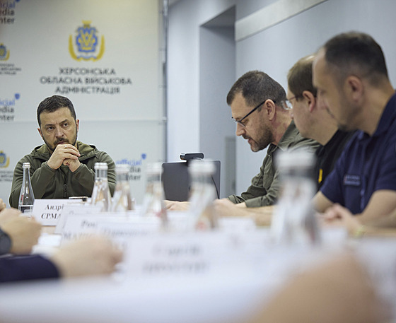 Ukrajinský prezident Volodymyr Zelenskyj na návštěvě zatopeného Chersonu po...