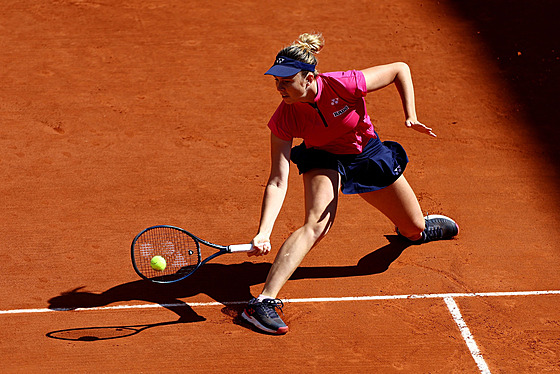 Linda Nosková se natahuje po balonku bhem zápasu druhého kola Roland Garros.