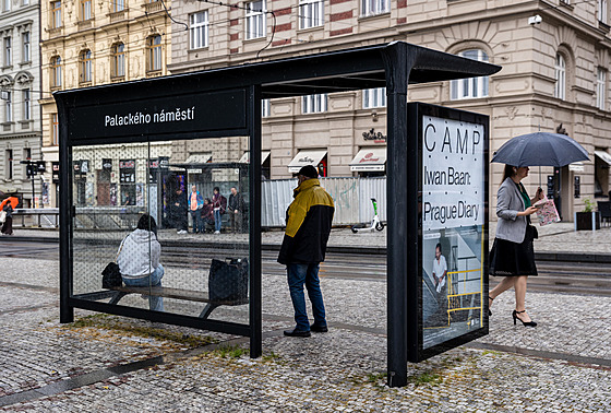 Praha zaala od roku 2021 mnit písteky na zastávkách MHD. Lidé si chválí...