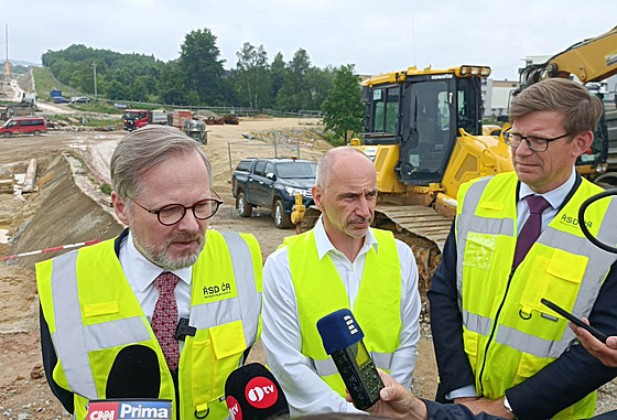 Premiér Petr Fiala, který skoní v ele ODS, s jihoeským hejtmanem Martinem Kubou a místopedsedou ODS Martinem Kupkou. Práv Kupka a Kuba budou patt mezi favority volby pítího pedsedy ODS.