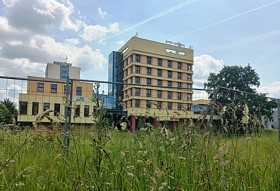 Hotel Bohemia v Chrudimi u deset let zarstá v zeleni. (1. 6. 2023)