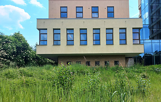 Hotel Bohemia v Chrudimi už deset let zarůstá v zeleni. (1. 6. 2023)