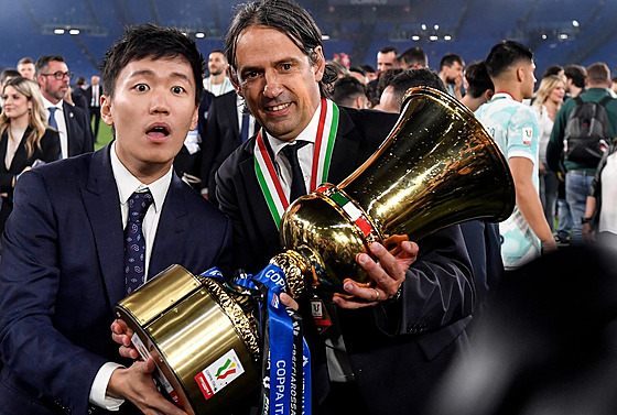 Steven Zhang, prezident Interu Milán, a trenér Simone Inzaghi v kvtnu 2023 po...