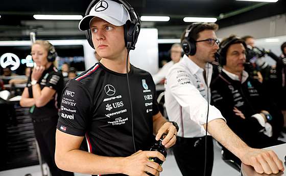 Mick Schumacher v padoku v barvách Mercedesu.