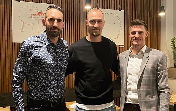 Luká� Zoubele (vlevo) a Radek Buchta (vpravo) pomohli jednomu ze svých klient�,...