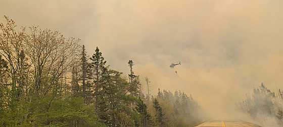 Hasiský vrtulník hasí poár v okrese Shellburne v kanadském Novém Skotsku. V...
