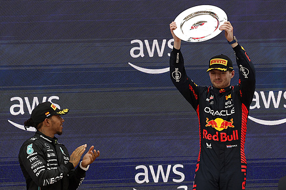 Max Verstappen s trofejí pro vítze Velké ceny panlska. Na fotce mu tleská i...