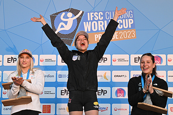 Oriane Bertoneová (uprosted) se raduje z vítzství ve Svtovém poháru v lezení