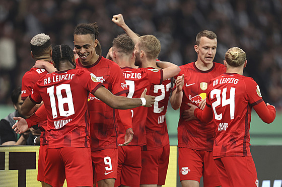 Fotbalisté Lipska oslavují druhý gól gól do sít Frankfurtu ve finále nmeckého...