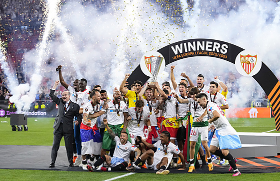 Fotbalisté Sevilly se radují z triumfu v Evropské lize.