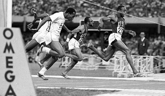 Jim Hines (vpravo) jako ampion na 100 metr na olympiád v Mexiku 1968.