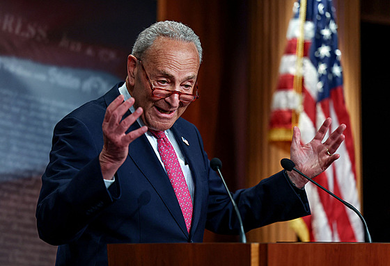 Předseda americké senátní většiny Chuck Schumer hovoří na tiskové konferenci...
