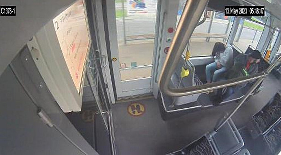 Muž na snímku okradl v tramvaji spící ženu. Hledá ho policie. (5. 6. 2023)