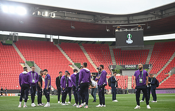 Fotbalisté Fiorentiny na obhlídce trávníku v Edenu ped finále Konferenní ligy...