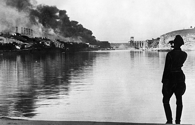 Přehradu na Dněpru odpálili za války i Sověti, utopili tisíce lidí