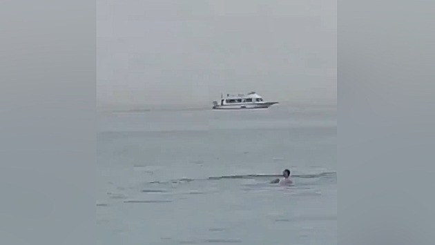 Žralok zabil Rusa u pláže v Hurghadě, boj o život natočili přihlížející
