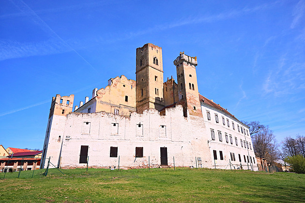 Zchátralý zámek chtějí přestavět na hotel, hosté dojíždí desítky kilometrů