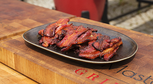 Zapomeňte na bramborové chipsy. Vyčarujte je z bůčku a na grilu