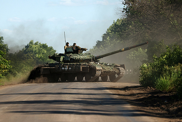 Ukrajina na několika místech fronty prolomila obranné linie, boje neustávají