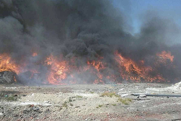 Na Přerovsku hořela skládka nebezpečného odpadu. Hasiči mají požár pod kontrolou