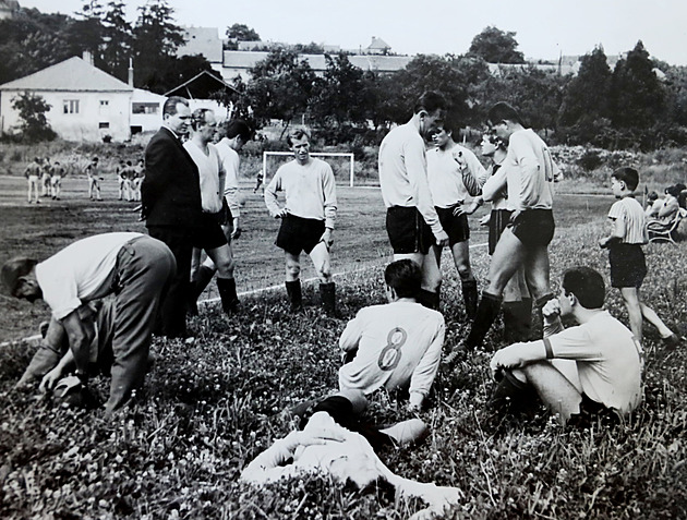 OBRAZEM: O ligu (opět) v Drnovicích. Stadion vstal z trosek, zářil zde i Nedvěd