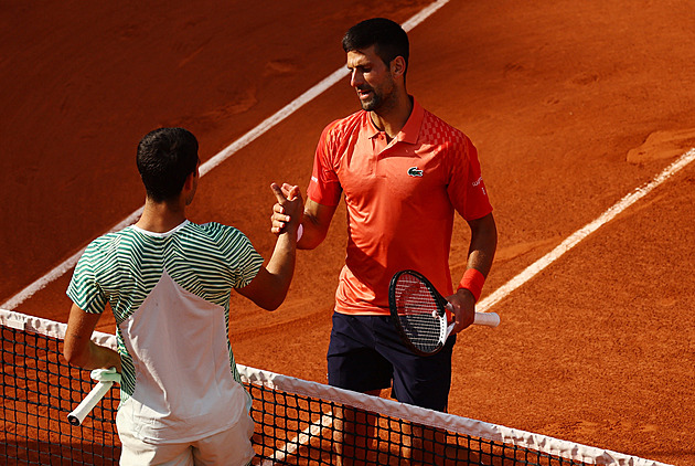 Djokovič porazil zraněného Alcaraze a v pařížském finále vyzve Ruuda