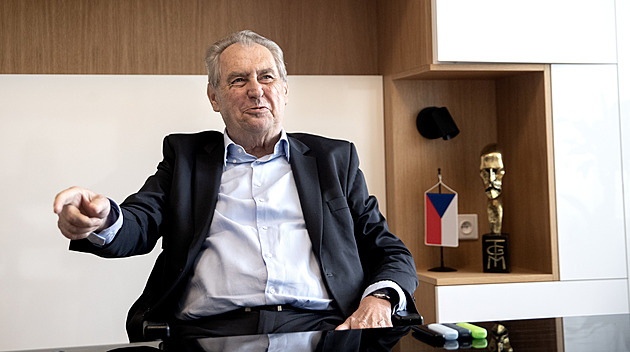 Vláda míchá smrtící koktejl, říká Zeman. Z exprezidenta se stal v důchodu zahradník se „zalévací obsesí“
