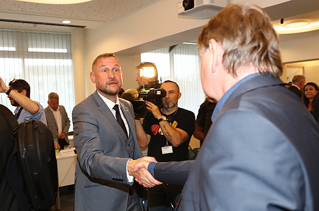 „Snad ředitel ustojí politické tlaky.“ Jeden z pěti členů Etického panelu ČT popisuje důvody jejich rezignací
