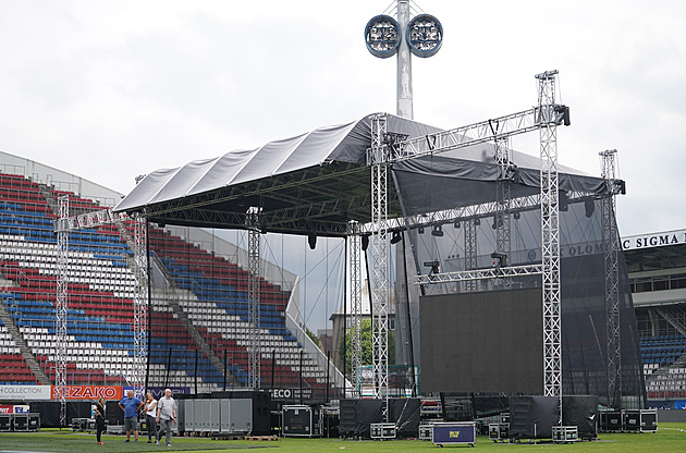 Na trávníku Sigmy vyrostlo za dva dny obří pódium pro Festival harmonie