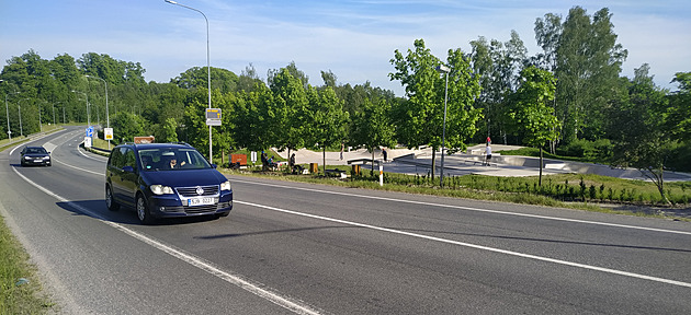 Cesta na oblíbený skatepark může být nebezpečná. Kolem denně projedou tisíce aut