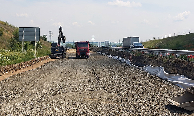 Na stavb dálnice D7 u Loun aktuáln probíhají sananí práce. (erven 2023)