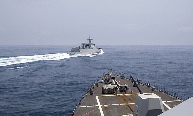 Čína dráždí americký torpédoborec u Tchaj-wanu, ke srážce chybělo 137 metrů