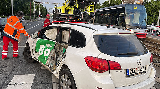 Ve Švehlově ulici se srazila tramvaj s autem, řidič se lehce zranil